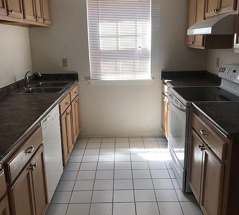 5th image of 4834 York St
