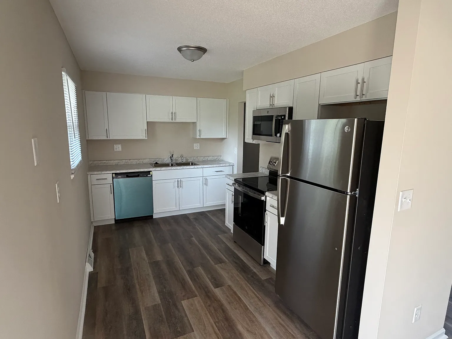 3 bed, 1.5 bath, 1504 sqft, $1,400 — Photo 3