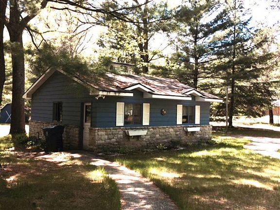 Cute exterior to the 2 car garage.