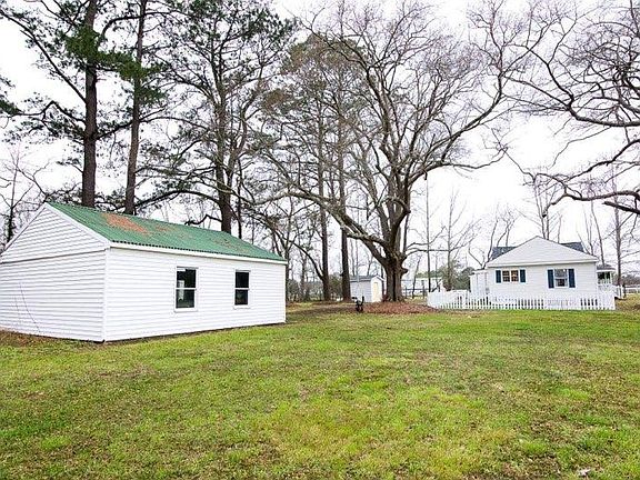 Oversized garage! 1.5 acres