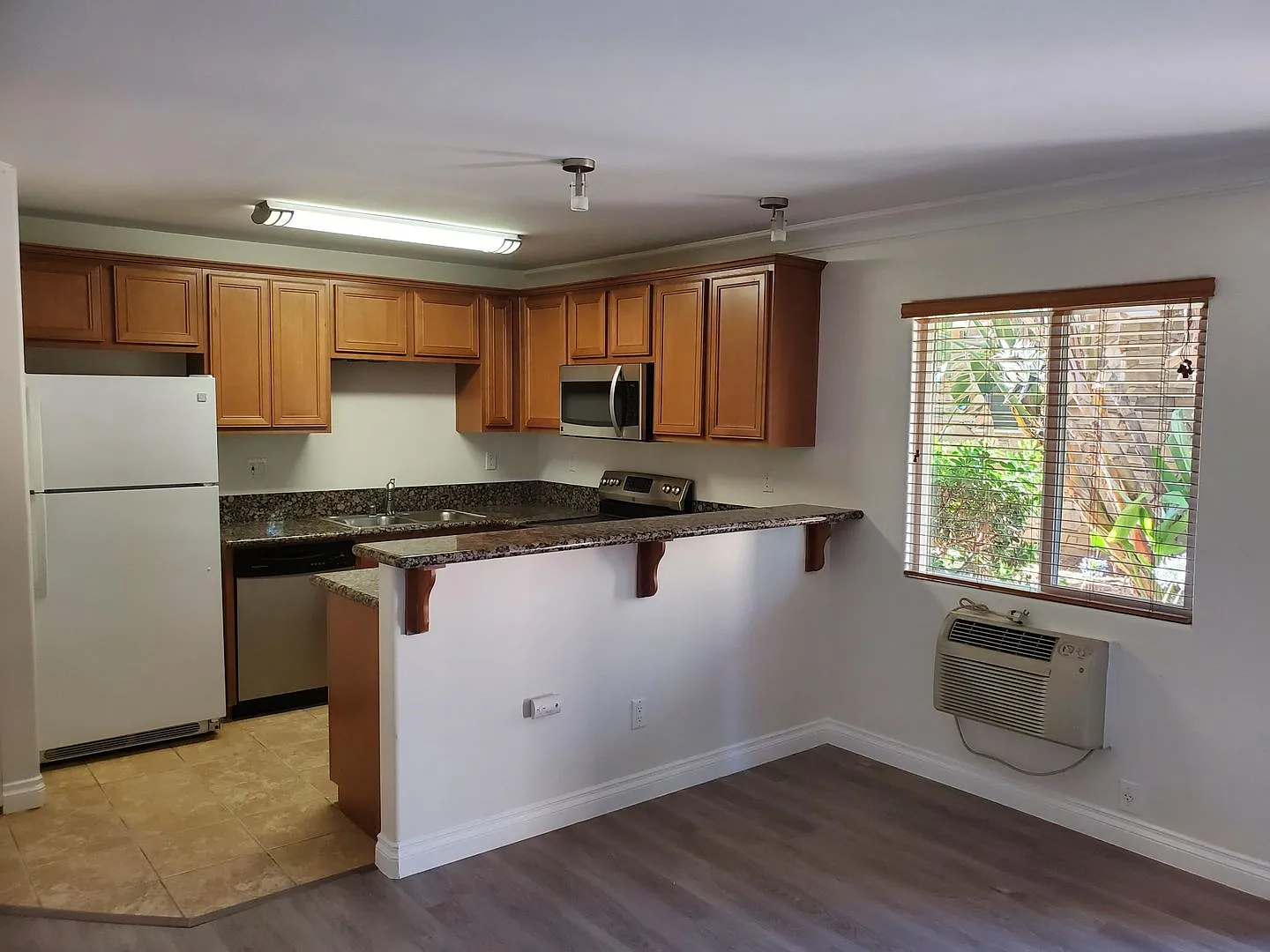 One Bedroom Condo In A Luxury Upscale Complex — Photo 2