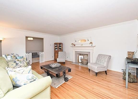 4th image of 300 Wingrave Dr
