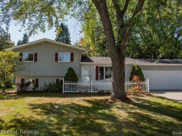 2046 Karl Rd, Bay City, MI 48706