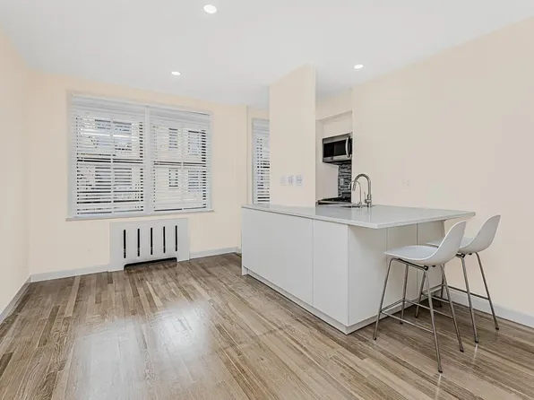 60 East 9th Street image 15 of 27