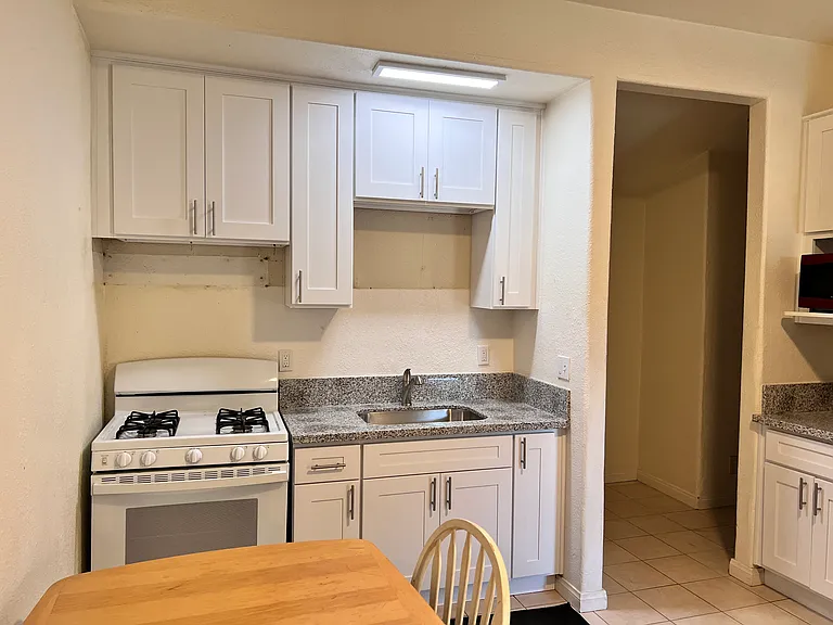 1827 Gardenia Ave #B — Photo 2