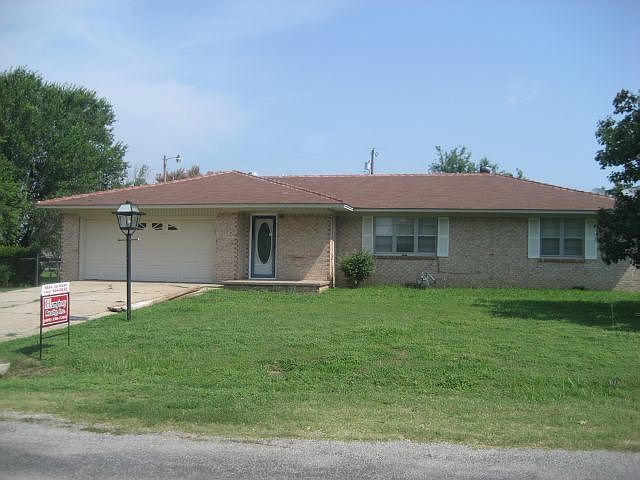 1st image of 104 Jennifer Ave