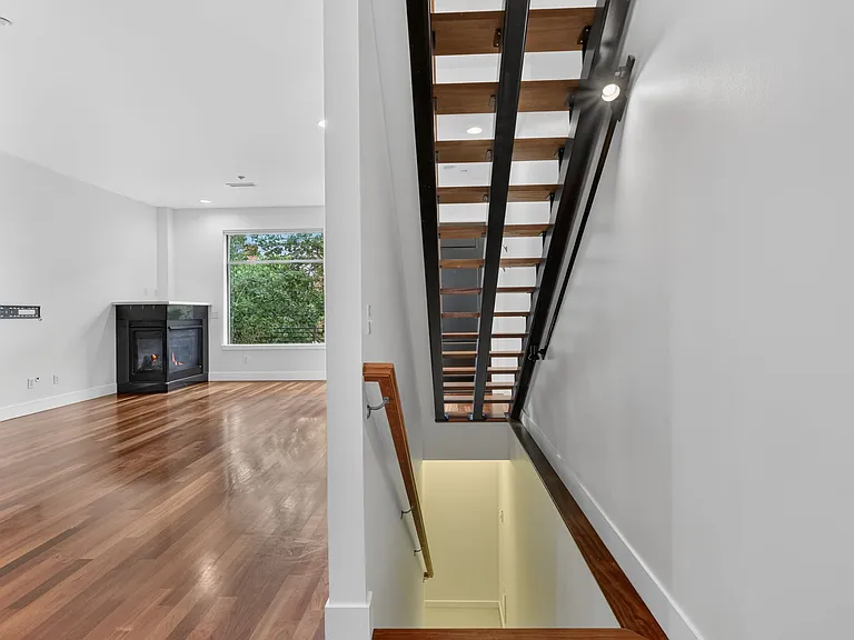 1690 NW Riverscape St — Photo 3