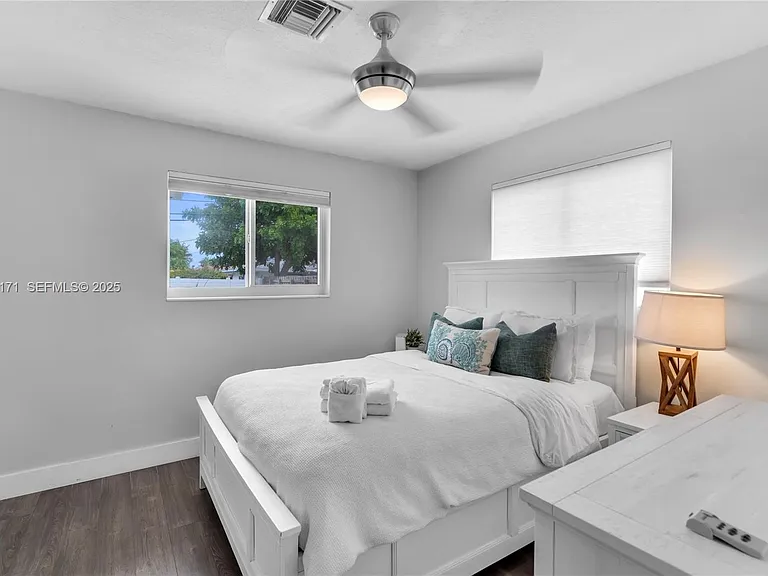 251 SE 8th St — Photo 18
