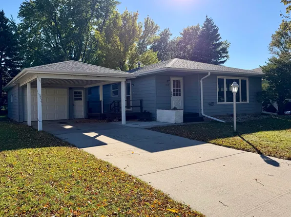 1319 Palmer Pl, Mitchell, SD 57301