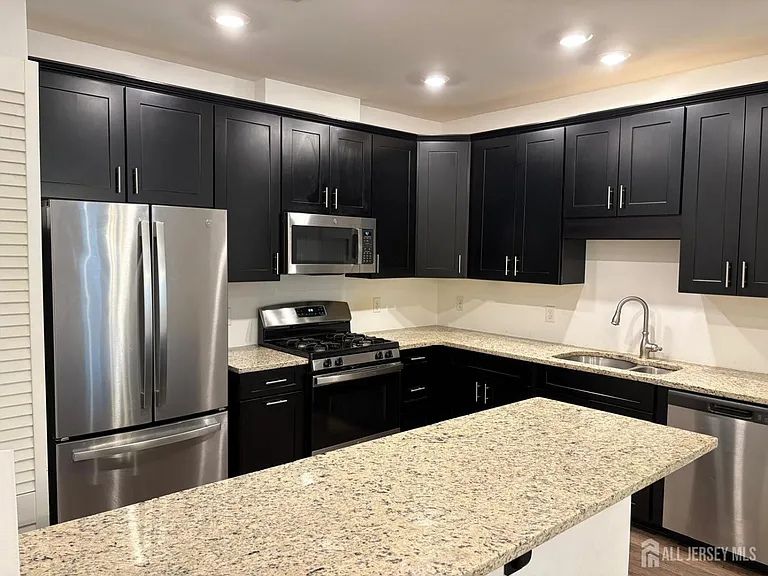 733 Stiller Ln — Photo 2