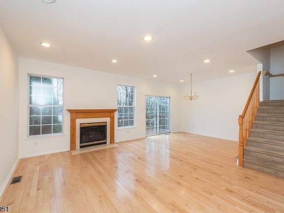 3rd image of 185 Crown Point Rd