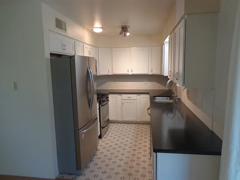 914 Sunset Dr — Photo 7