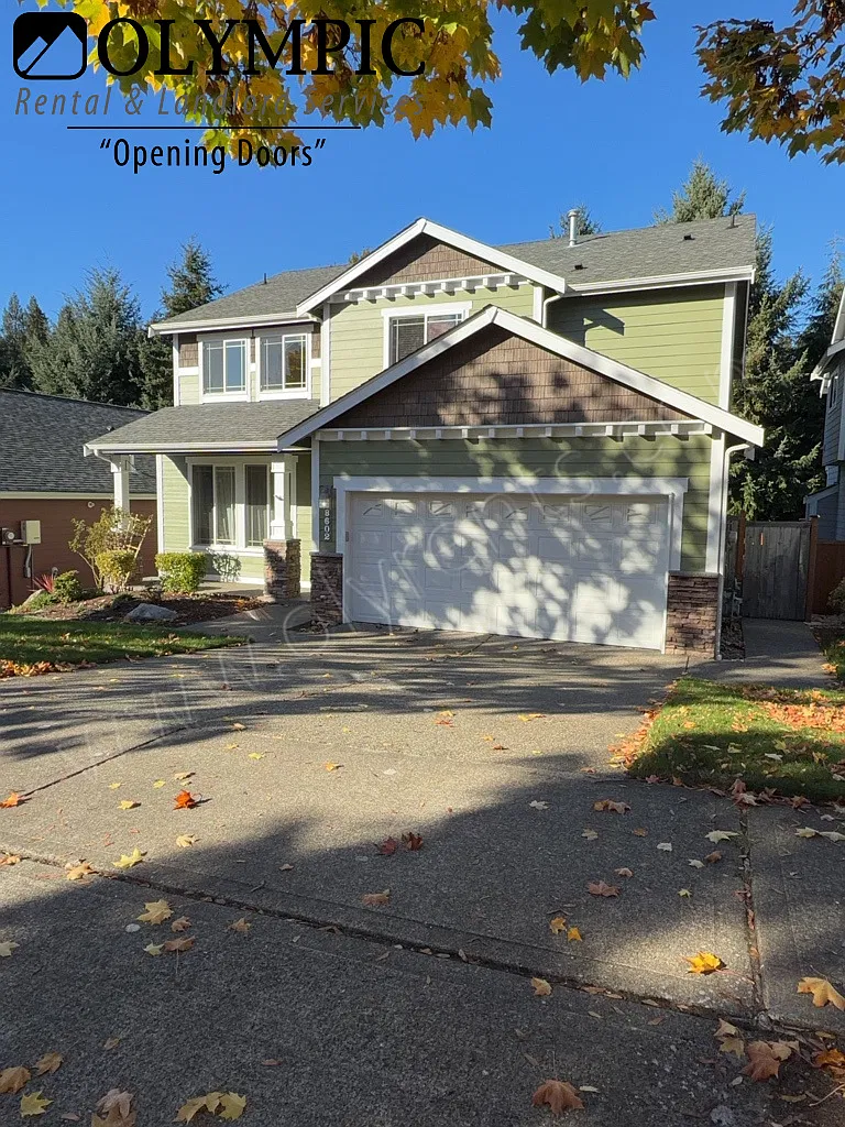 Beautiful 3 bedroom/2.5 bath home in Evergreen Heights w/ fenced yard! — Photo 2