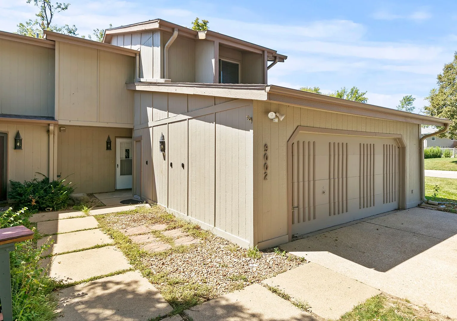 Spacious 3 Bedroom/ 3 Bath Townhouse — Photo 2