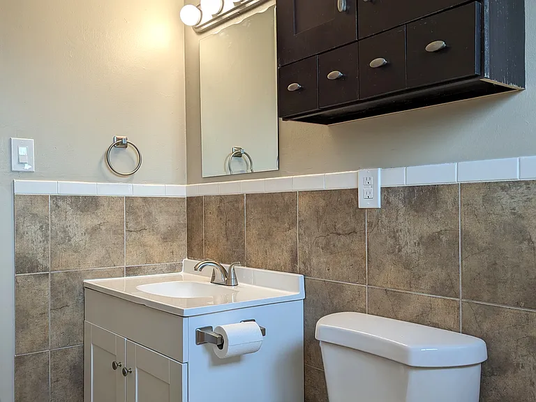 1005 N Newton St — Photo 14