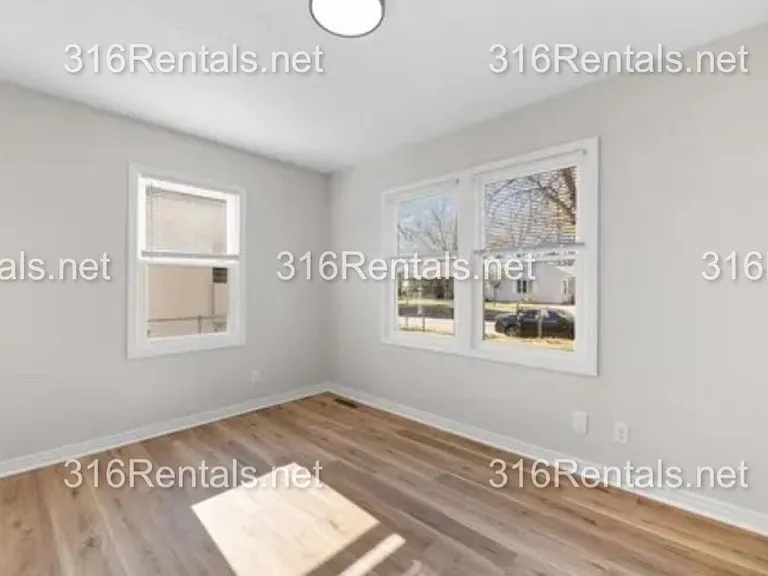 2116 S Mosley Ave — Photo 9