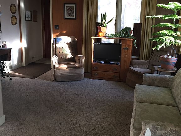 Front doorway into livingrm 