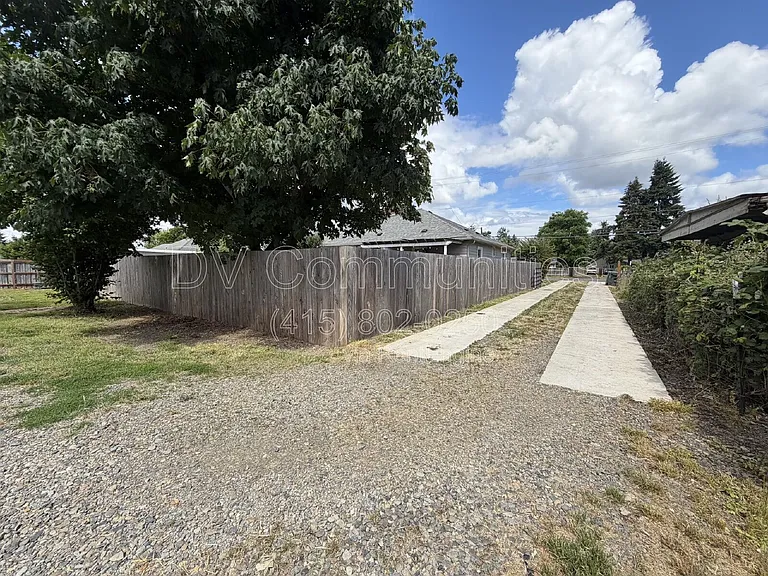 1246 Hughes St — Photo 23