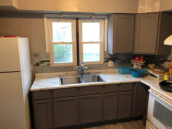 4th image of 313 S Hillcrest Dr