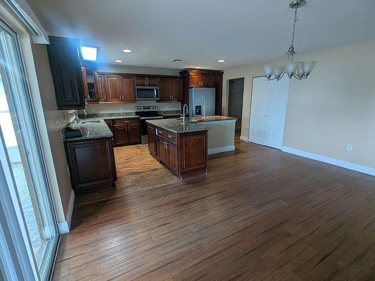 1628 Strathmore Cir — Photo 5