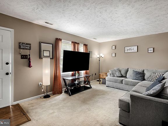 5th image of 905 Hilltop Dr