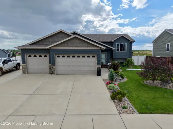 3121 Stephanie Dr, Dickinson, ND 58601