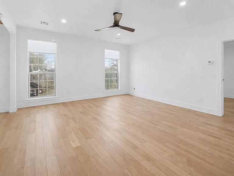 110 SE G Ct — Photo 10