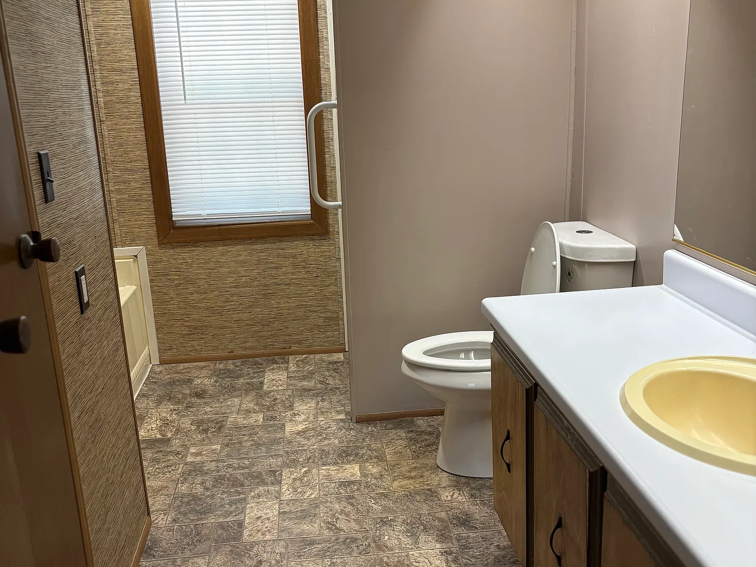 2 bed, 1400 sqft, $1,050 — Photo 3