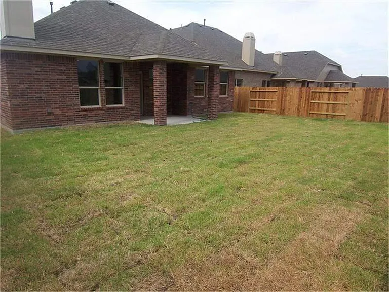 18907 Cove Pointe Dr — Photo 2