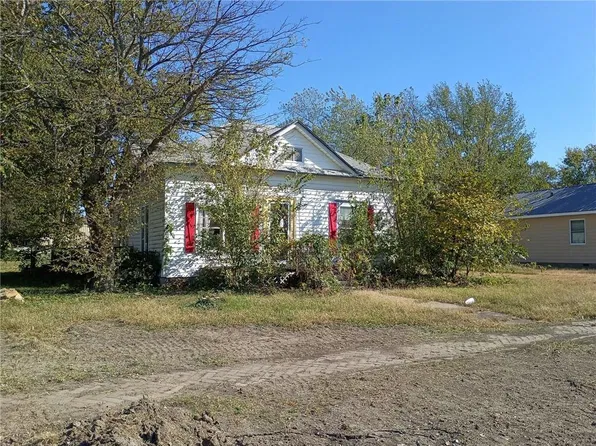 220 N Carbon St, Girard, KS 66743