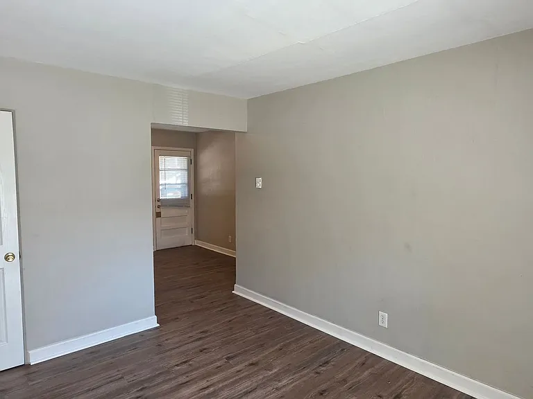 735 Syracuse Ave — Photo 2