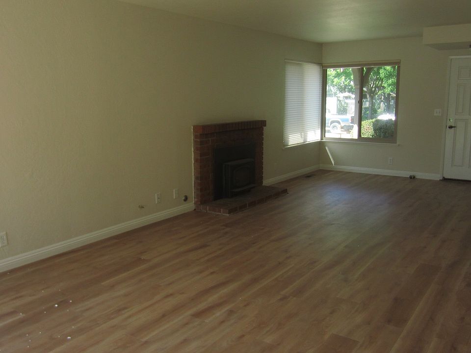 1st image of 18273 Carriage Dr
