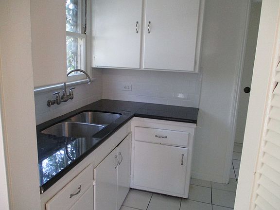 4th image of 1000-1004 Tiverton Avenue Weyburn Avenue 1002 #10844-52