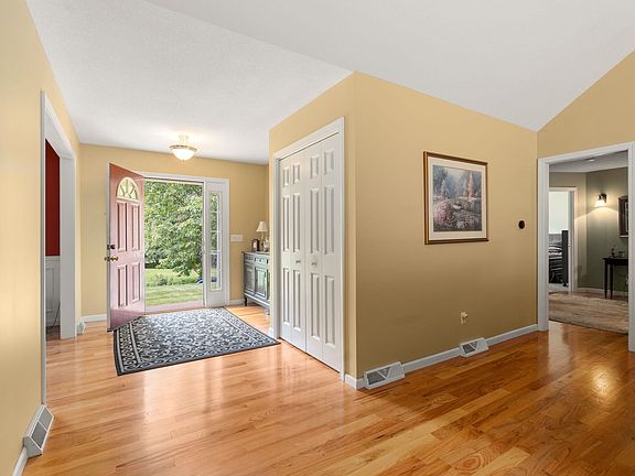 5th image of 75 Hillcrest Cir