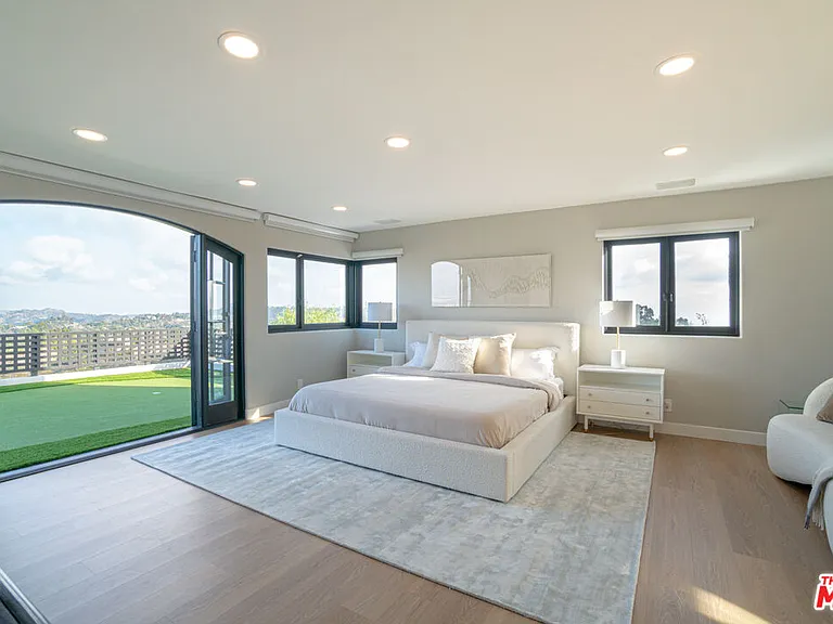 13211 Mulholland Dr — Photo 33