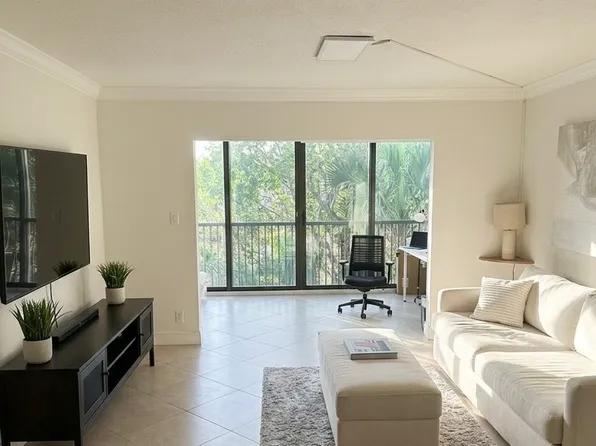 2208 S Cypress Bend Dr APT 301, Pompano Beach, FL 33069