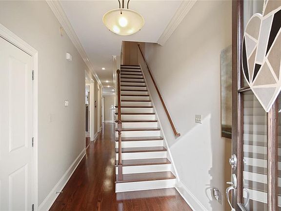 2nd image of 709 N Woodlawn Ave