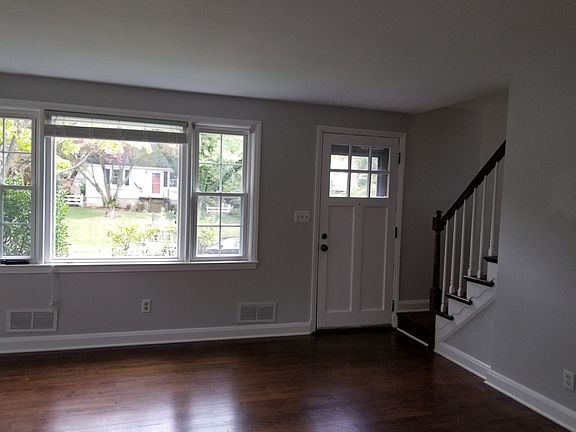 Living Room/Entry