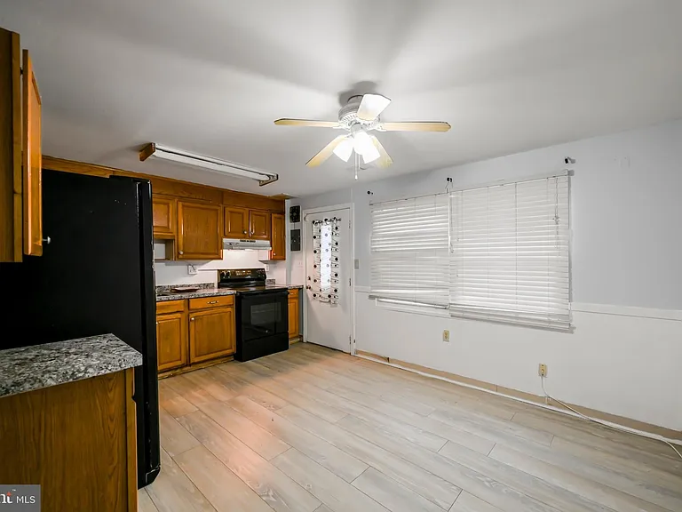 1610 Wentworth Ave — Photo 12