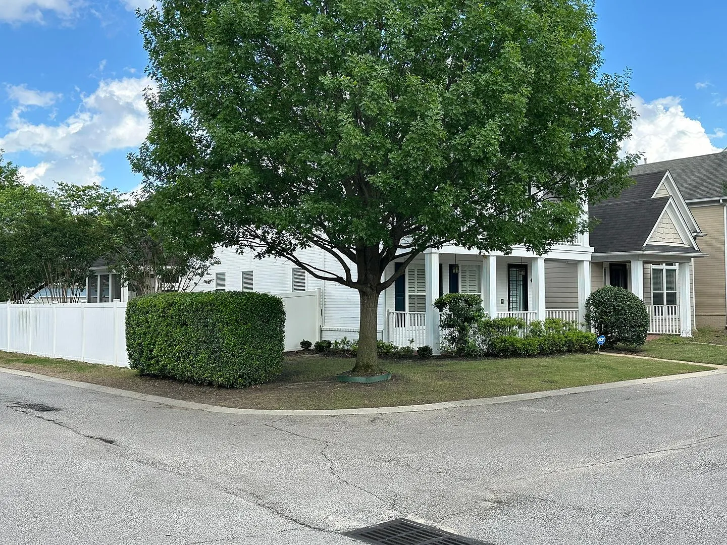 Large 3 bd 2.5 bath with all new paint! Fenced in yard and screened in porch!! — Photo 4