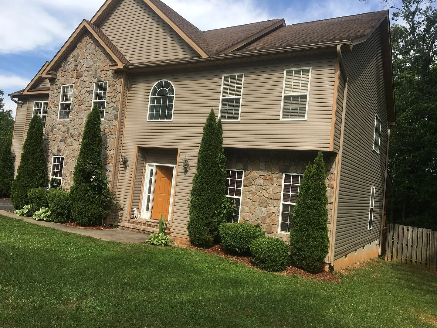 Spacious home with tons of upgrades! 4 Bedrooms/3.5 bathrooms — Photo 1