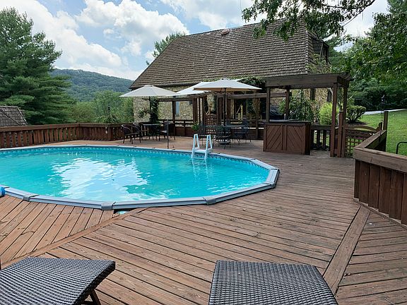 Perfect poolside party spot