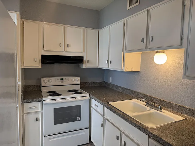 5808 S Alameda St — Photo 11