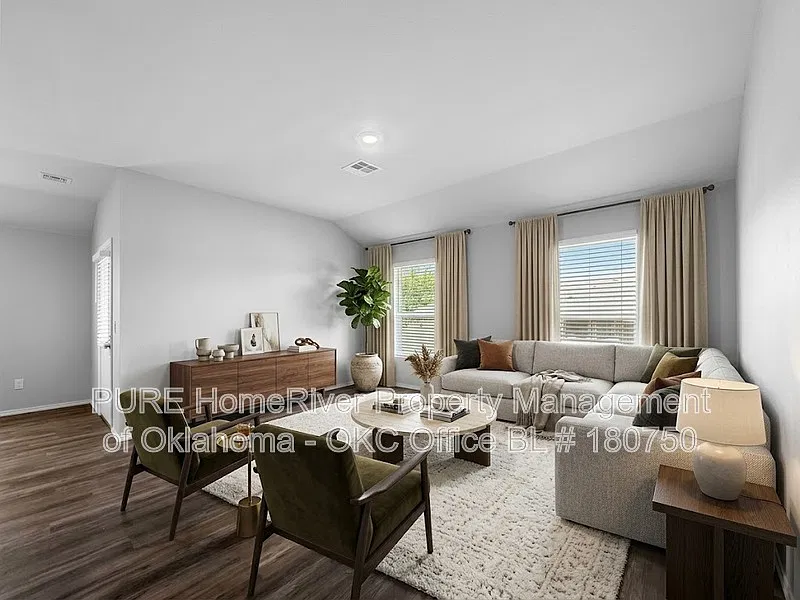 3 bed, 2.0 bath, 1355 sqft, $1,425 — Photo 2