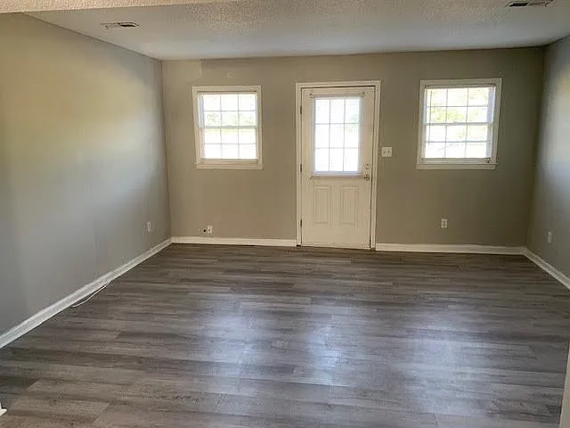 2 bed, 1.5 bath, $925 — Photo 3