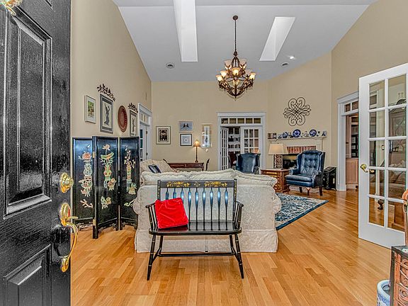 4th image of 358 Doral Dr.