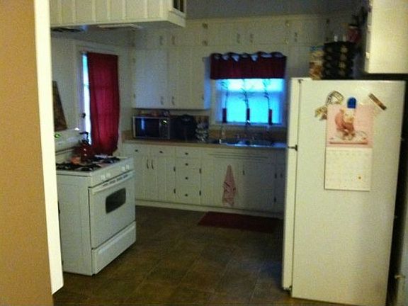 Kitchen w/ appliances