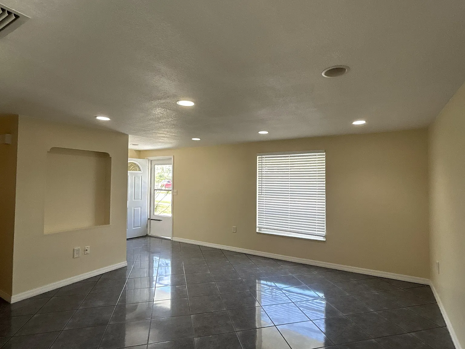 2 bed, 1365 sqft, $1,900 — Photo 4