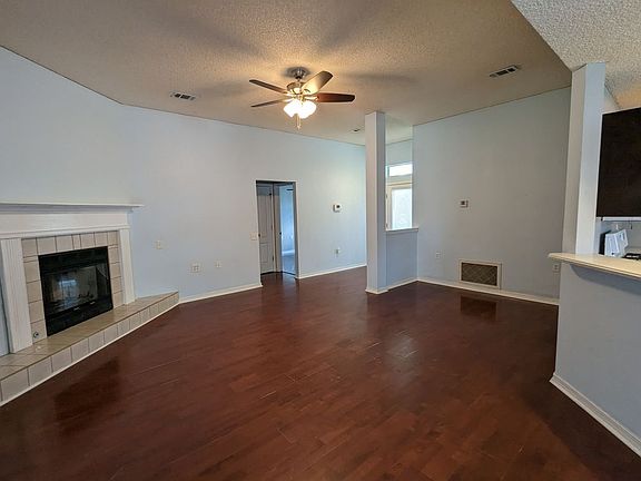 4th image of 1490 Newcastle Way
