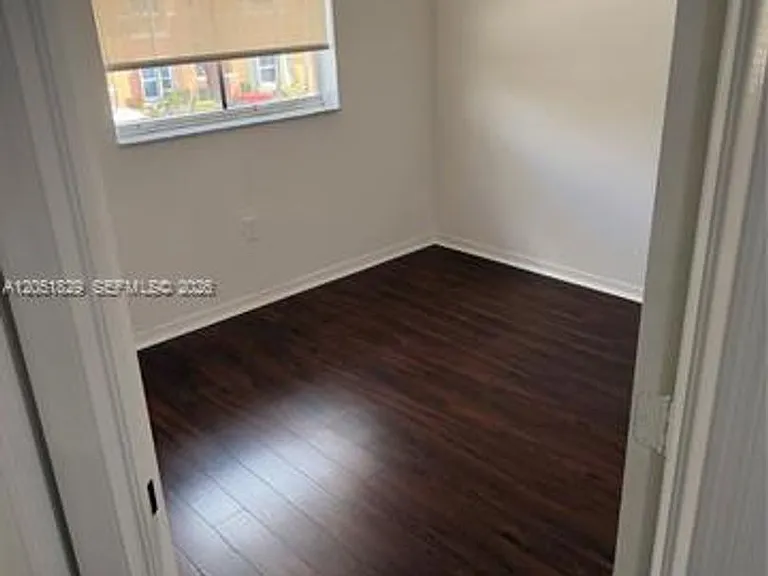 906 SW 143rd Ave #Townhouse 2005 — Photo 11